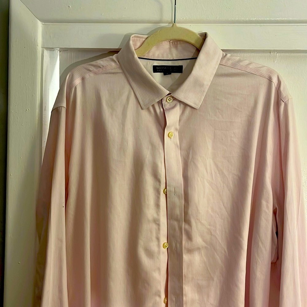Mens long sleeved dress shirt XL pink and white pin stripes. Banana Republic